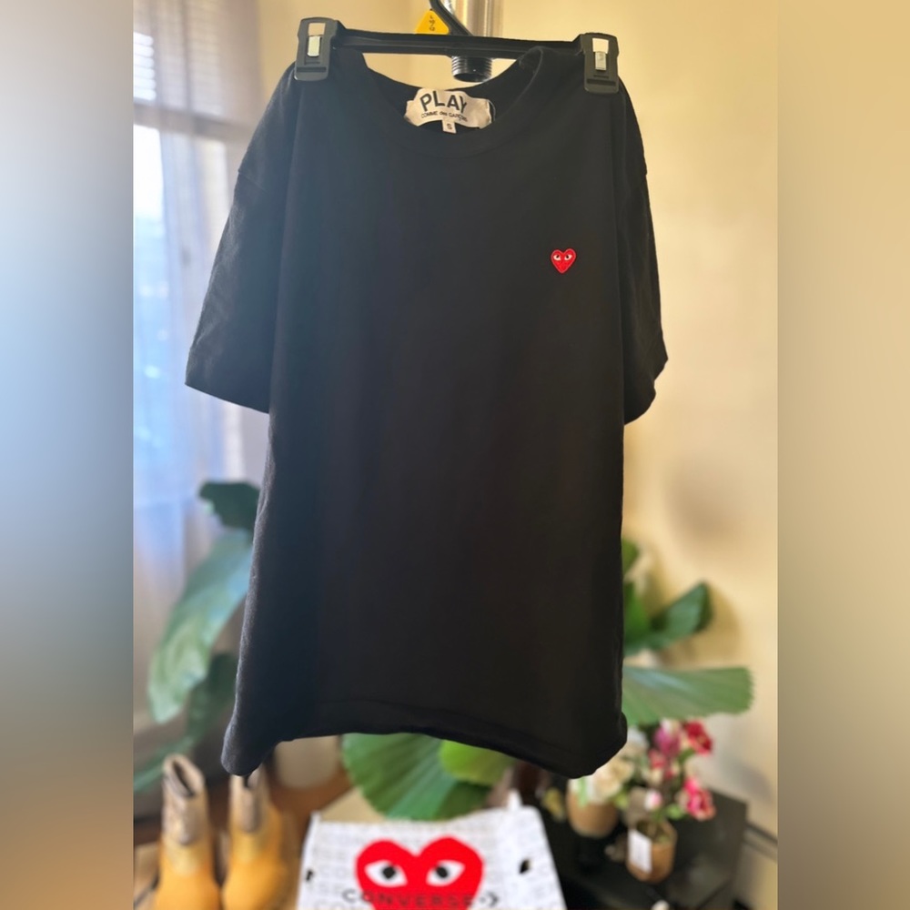 COMME DES GARCONS PLAY EMBLEM T-SHIRT - BLACK